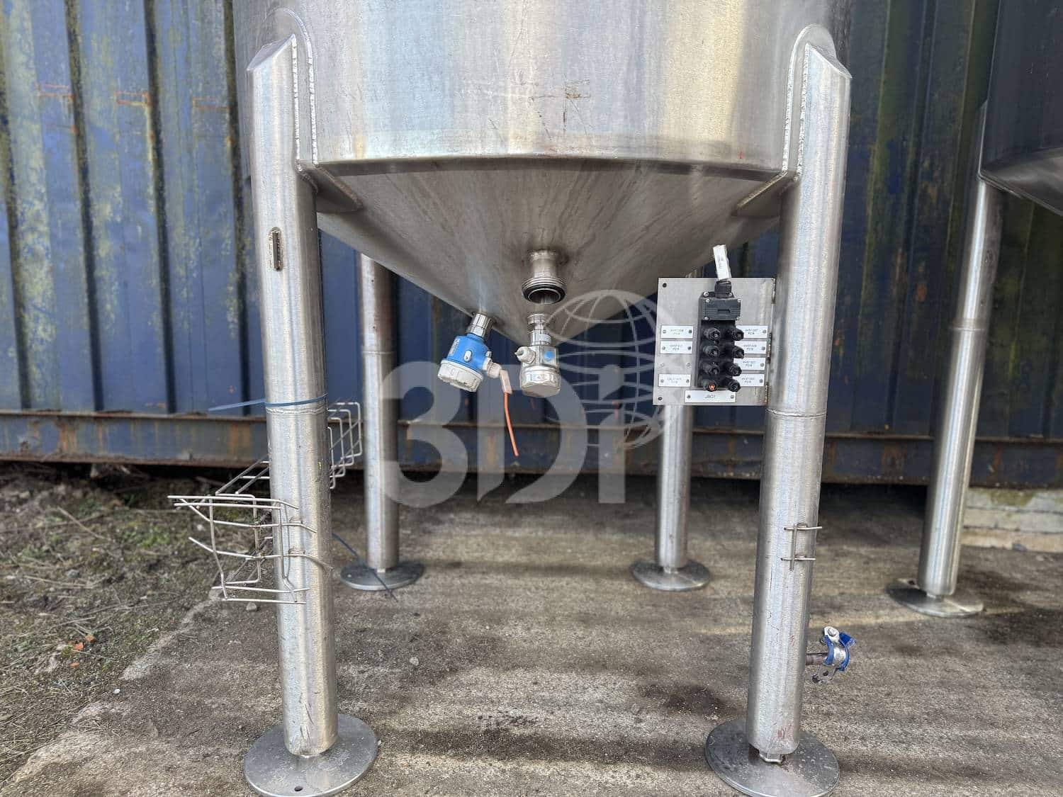 image of the base of a 1500 litre stainless steel mixing tank